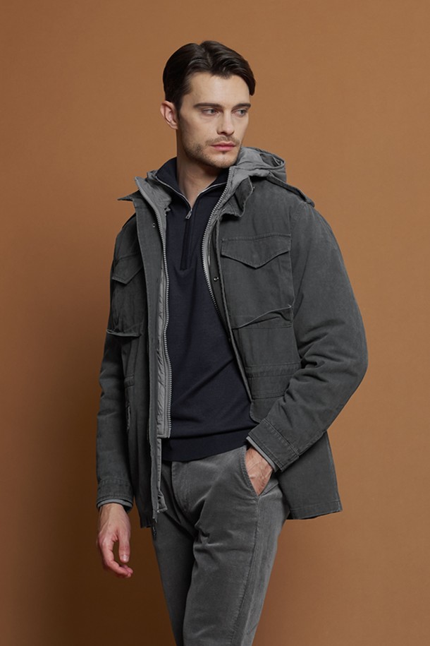 **디테처블 후드 재킷 M-GCJP69**

남성용 디테처블 후드 재킷입니다. 차콜 색상의 무지 패턴으로, 가을과 겨울에 착용하기 좋은 두꺼운 두께감의 점퍼입니다. 캐주얼, 베이직 스타일로 일상, 산책, 여행 등 다양한 TPO에 활용할 수 있습니다. 탈부착 가능한 후드와 킬팅 안감, 플랩 포켓, 어깨 견장 디테일이 특징이며, 투웨이 지퍼와 레귤러핏으로 편안함을 더했습니다. 면, 나일론, 폴리에스테르 혼방 소재로 제작되어 내구성과 유연성이 뛰어나며, 우수한 보온성과 가벼운 착용감을 제공합니다.
