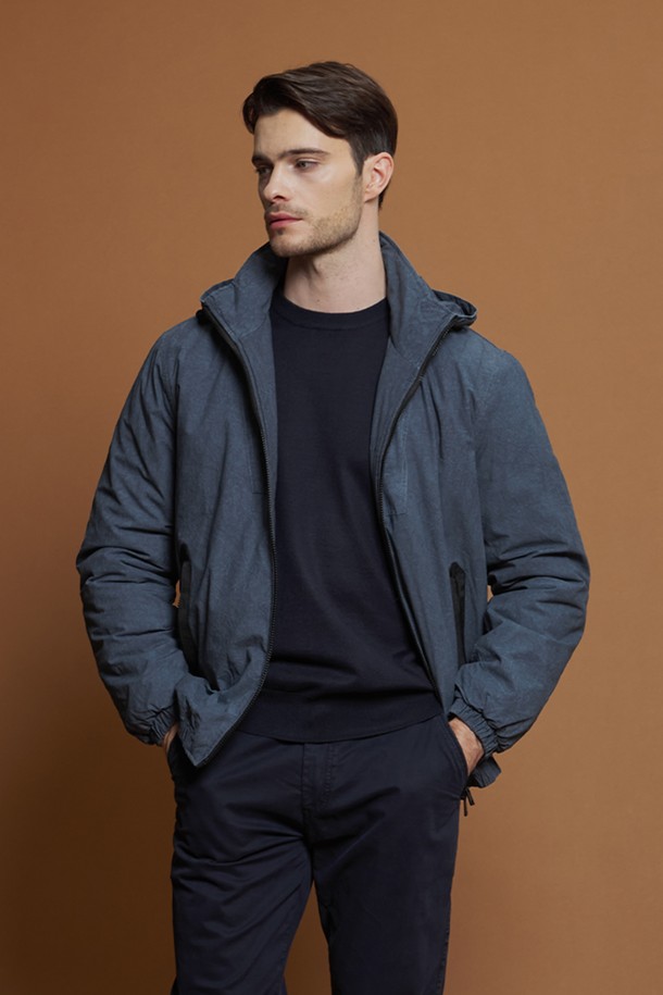 워시드 코튼 후드 점퍼 M-GCJP68은 부드러운 촉감의 면 소재로 제작되어 쾌적한 착용감을 선사합니다. 캐주얼하고 베이직한 스타일로, 봄, 가을, 겨울 간절기에 활용하기 좋으며, 일상, 산책, 여행 등 다양한 TPO에 매칭하기 좋습니다. 후드 일체형 디자인에 밑단과 소매단 밴딩 처리로 편안한 착용감을 제공하며, 가벼운 무게감과 뛰어난 내구성을 자랑합니다. 레귤러핏으로 제작되었으며, 지퍼 여밈 방식과 긴 소매 기장으로 실용성을 더했습니다. 무지 디자인의 블루 컬러 점퍼로 미니멀한 스타일을 연출해보세요.
