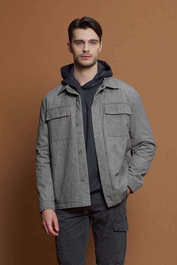 워시드 코튼 점퍼 M-GCJP67는 남성용 점퍼로, 부드러운 촉감의 면과 폴리에스터 혼방 소재로 제작되었습니다. 클래식 스타일에 무지 패턴의 그레이 컬러로, 간절기, 여름, 겨울까지 착용 가능합니다. 레귤러핏과 슬림핏 두 가지로 출시되어, 취향에 맞게 선택할 수 있으며, 단정한 카라와 가슴 플랩 포켓, 측면 포켓, 빈티지한 워싱 텍스처 등의 특징을 갖추었습니다. 출근룩, 비즈니스 캐주얼, 겨울 데일리룩 등 다양한 TPO에 맞춰 클래식, 미니멀, 워크웨어 스타일을 연출할 수 있습니다.
