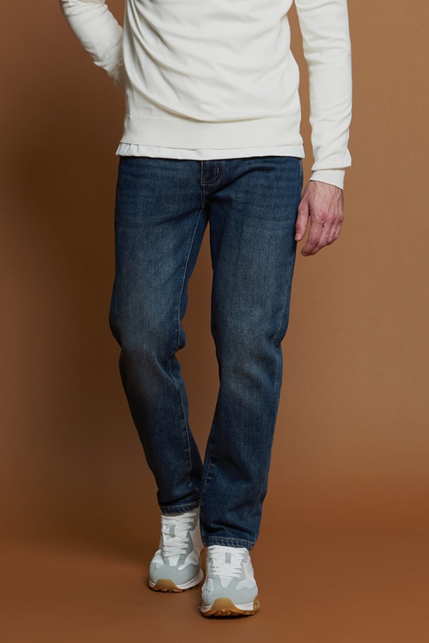 기모 베이직 워싱 데님 팬츠 M-GJEAN81은 남성용 데님 팬츠로, 여름, 간절기, 겨울까지 착용 가능한 활용도 높은 아이템입니다. 부드러운 촉감의 면, 폴리에스터, 스판 혼방 소재로 제작되어 편안한 착용감을 선사하며, 안감 기모 처리로 보온성을 높였습니다. 캐주얼, 클래식, 미니멀 스타일을 연출하기 좋으며, 레귤러핏 또는 슬림핏으로 출시되어 다양한 체형에 적합합니다. 워싱 디테일이 돋보이는 긴 기장의 데님 팬츠로, 앞뒤 포켓, 뒷면 가죽 패치, 벨트 착용 공간, 신축성 있는 소재 등 꼼꼼한 디테일이 돋보입니다. 특히 겨울 데일리룩에 따뜻함과 스타일을 더해줄 수 있습니다.
