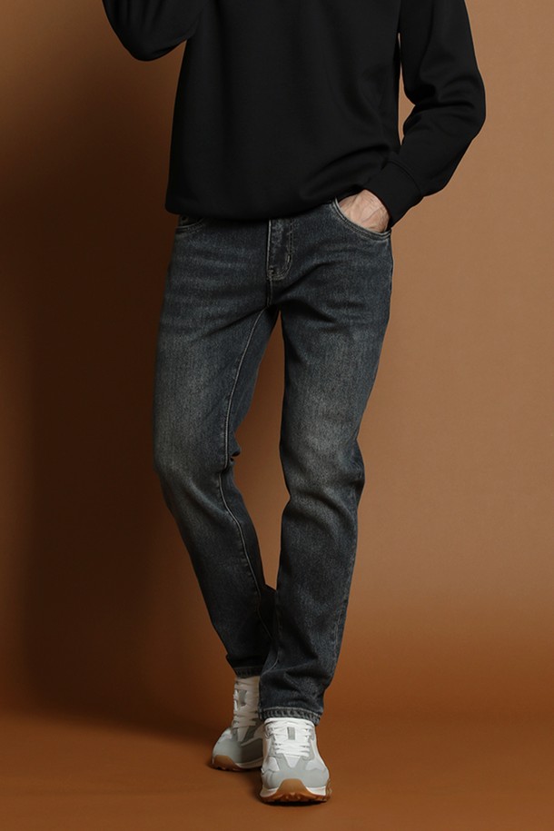 따뜻한 기모 안감으로 포근함을 더한 기모 워시드 데님 팬츠 M-GJEAN79입니다. 부드러운 촉감과 레귤러 슬림핏으로 편안한 착용감을 선사하며, 캐주얼하고 미니멀한 스타일을 연출하기 좋습니다. 여름, 간절기, 겨울철에도 활용 가능한 긴바지로, 데일리룩과 겨울철 스타일에 적합합니다. 은은한 워싱과 디스트레스드 디테일이 돋보이며, 5포켓 디자인과 뒷면 가죽 패치로 포인트를 더했습니다. 신축성 있는 면, 폴리에스터, 스판 혼방 소재로 활동성을 높였습니다.
