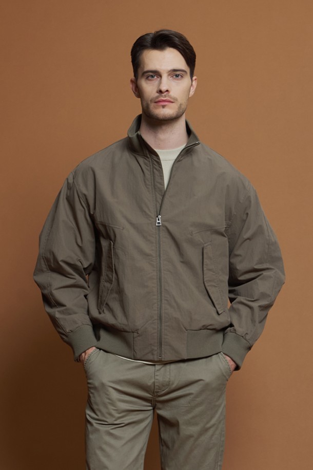 하이넥 보머 재킷 M-QCJP62는 간절기에 활용하기 좋은 캐주얼 스타일의 보머 재킷입니다. 부드러운 면과 폴리에스터 혼방 소재로 제작되어 편안한 착용감을 선사하며, 얇은 두께감으로 봄, 가을 시즌에 적합합니다. 카키 컬러에 레귤러핏으로 제작되었으며, 골지 마감, 하이넥 디자인, 뒷면 로고 자수 디테일이 특징입니다. 또한, 집업 여밈 방식과 사이드 포켓, 자석 여밈 포켓으로 실용성을 더했습니다. 일상에서 편안하게 착용할 수 있는 미니멀한 디자인의 아우터입니다.
