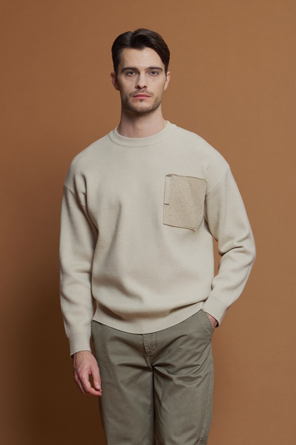 **울혼방 배색 포켓 니트 M-QNIT56**은 간절기에 활용하기 좋은 남성용 니트/스웨터입니다. 부드러운 촉감과 중간 두께감으로 편안하게 착용 가능하며, 데일리룩 또는 이너로 활용하기 좋습니다. 베이직하고 캐주얼한 스타일로, 동네 마실룩이나 카페룩에 잘 어울립니다. 레귤러핏에 레귤러 기장이며, 크루넥 디자인과 긴소매로 제작되었습니다. 무지 패턴에 배색 디테일과 포켓으로 포인트를 더한, 캐주얼하면서도 미니멀한 스타일의 니트입니다.
