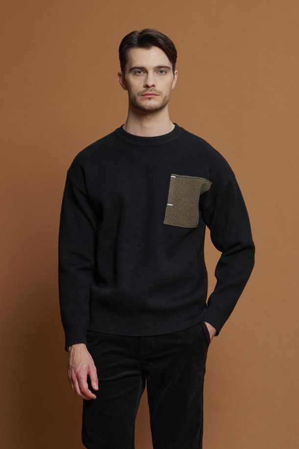 울 혼방 배색 포켓 니트 M-QNIT56은 간절기에 활용하기 좋은 남성용 니트입니다. 블랙과 베이지 두 가지 컬러로 출시되었으며, 데일리룩과 이너로 모두 활용하기 좋습니다. 레귤러 핏에 크루넥 디자인으로 제작되었으며, 부드러운 촉감과 탄탄한 내구성을 자랑합니다. 폴리에스터, 아크릴, 나일론, 리오셀, 울 혼방 소재로 제작되었으며, 포켓 배색 디테일과 골지 마감, 잔잔한 색점 디테일이 특징입니다. 캐주얼, 미니멀, 클래식 스타일을 선호하는 분들께 카페룩, 데이트룩으로 추천합니다.
