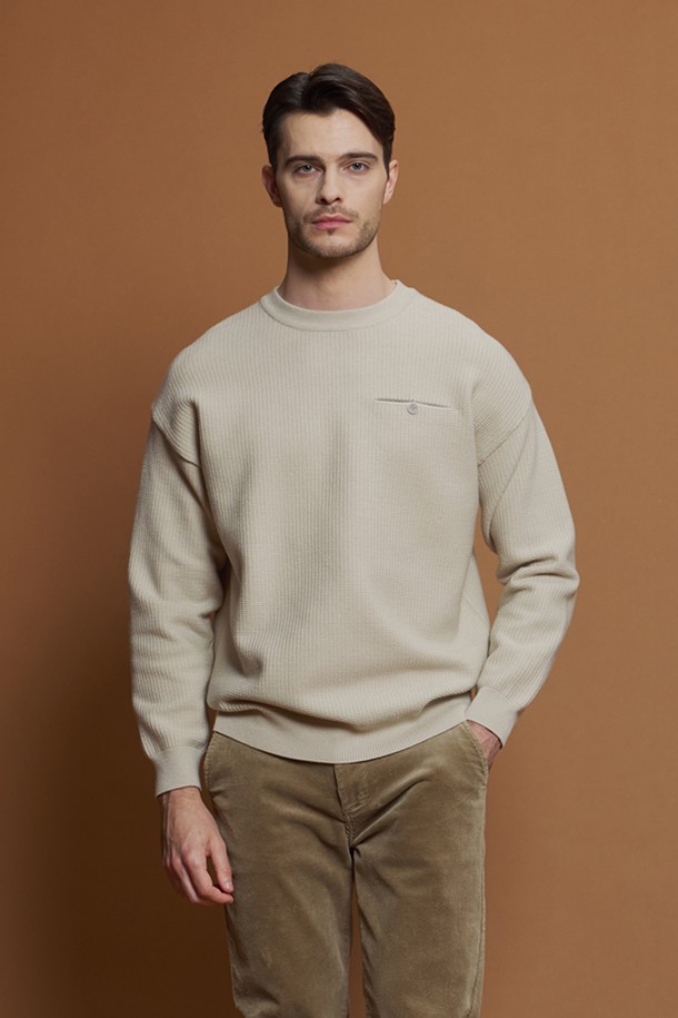 베이직하고 캐주얼한 스타일의 남성 울혼방 와플 라운드 니트 M-QNIT55입니다. 간절기에 적합한 두께감으로, 데일리, 캐주얼, 이너용으로 활용도가 높습니다. 부드러운 촉감과 탄탄한 질감의 폴리에스터, 아크릴, 나일론, 리오셀, 울 혼방 소재로 제작되었습니다. 라운드넥 디자인에 긴 소매, 레귤러핏으로 제작되었으며, 가슴 부분의 포켓과 골지 디테일이 특징입니다.
