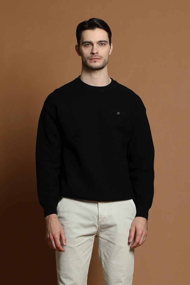 울 혼방 와플 라운드 니트 M-QNIT55는 가을, 겨울 시즌에 어울리는 남성용 니트입니다. 부드러운 촉감의 울 혼방 소재를 사용하여 제작되었으며, 베이직하고 미니멀한 디자인으로 다양한 스타일 연출이 가능합니다. 레귤러핏에 라운드넥, 긴 소매 기장으로 제작되었으며 두꺼운 두께감의 와플 패턴이 특징입니다. 출근룩이나 비즈니스 캐주얼, 클래식, 미니멀, 캐주얼 스타일 모두 소화 가능한 활용도 높은 아이템입니다.
