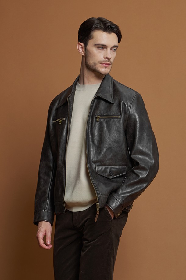 피유 레더 트러커 재킷 M-QPJP51은 캐주얼한 스타일을 추구하는 고객을 위한 간절기와 겨울철 필수 아이템입니다. 브라운 컬러의 무지 디자인으로 어떤 스타일에도 쉽게 매치할 수 있으며, 일상생활에서 편안하게 착용 가능합니다. 레귤러 핏의 긴 소매 재킷으로, 지퍼와 버튼으로 여밈 방식을 선택할 수 있습니다. 부드러운 촉감의 폴리에스터, 폴리우레탄, 인조가죽 혼방 소재에 기모 안감을 더해 보온성을 높였습니다. 가슴 지퍼 포켓, 플랩 포켓, 소매 버튼, 밑단 버클 디테일 등 다양한 특징이 돋보이며, 데이트룩과 겨울 데일리룩에 활용하기 좋습니다.
