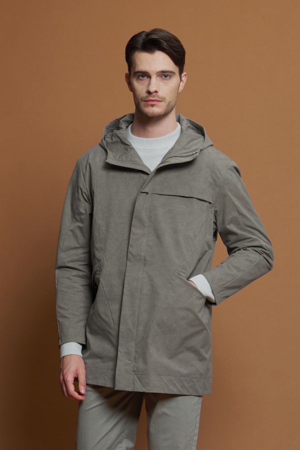 **절개라인 후드 점퍼 M-QCJP56**은 남성용 간절기 점퍼입니다. 캐주얼하고 세련된 스타일을 연출하며, 산책룩이나 가을 나들이룩에 적합합니다. 가볍고 부드러운 폴리에스터 소재로 제작되었으며, 얇은 두께감으로 편안한 착용감을 제공합니다. 사선 절개 패턴이 돋보이는 레귤러핏 후드 점퍼로, 지퍼 여밈 방식과 긴 소매 기장으로 디자인되었습니다. 미니멀하고 시티보이 스타일을 선호하는 분들께 추천합니다.
