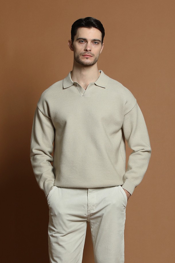 따뜻하고 부드러운 울 혼방 소재의 남성 오픈 카라 니트입니다. 가을과 겨울에 입기 좋은 두께감으로, 베이직하고 미니멀한 스타일을 연출합니다. 레귤러 핏과 긴 소매 기장으로 편안한 착용감을 선사하며, 출근룩과 데이트룩에 모두 잘 어울립니다. 무지 디자인에 오픈 카라 디테일로 클래식하면서도 캐주얼한 분위기를 더했습니다.
