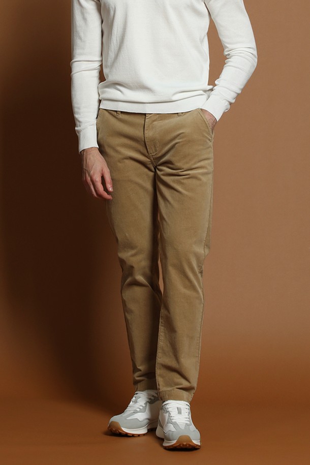 베이직한 디자인과 부드러운 촉감이 돋보이는 남성용 레귤러핏 세골 코듀로이 팬츠입니다. 가을과 겨울에 따뜻하게 입을 수 있도록 두꺼운 두께감의 코듀로이 소재로 제작되었습니다. 무지 디자인으로 어떤 상의와도 쉽게 매치하여 캐주얼, 클래식, 미니멀 스타일을 연출할 수 있습니다. 출근룩과 데이트룩에 모두 활용하기 좋은 실용적인 아이템입니다. 세골 코듀로이 원단으로 제작되어 고급스러운 느낌을 더했습니다.
