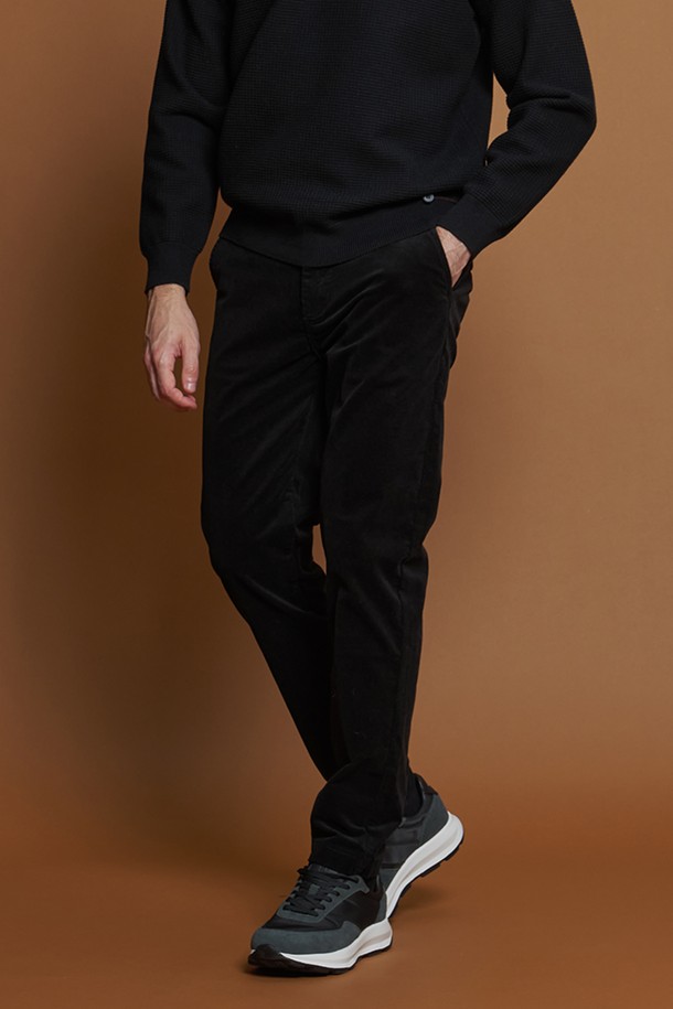 **레귤러핏 세골 코듀로이 팬츠 M-QCPT52**

부드러운 촉감과 매력적인 세골 코듀로이 패턴이 돋보이는 남성용 레귤러핏 코듀로이 팬츠입니다. 면과 스판덱스 혼방 소재로 제작되어 편안한 착용감을 선사하며, 일상 및 캐주얼 스타일에 잘 어울립니다. 라이트그레이, 차콜, 브라운, 불택 베이지 등 4가지 다채로운 컬러로 출시되어, 여름, 간절기, 겨울까지 폭넓게 활용 가능합니다. 앞, 뒤 포켓 구성으로 실용성을 더했으며, 뒷주머니 봉제는 제거 가능하여 더욱 깔끔하게 연출할 수 있습니다. 신축성이 있어 활동성이 좋으며, 베이직하고 미니멀한 스타일을 선호하는 남성분들께 추천합니다.
