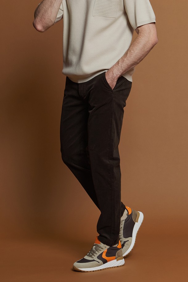 **레귤러핏 세골 코듀로이 팬츠 M-QCPT52**

가을, 겨울 시즌에 어울리는 남성용 레귤러핏 세골 코듀로이 팬츠입니다. 라이트그레이, 차콜, 브라운, 베이지 4가지 색상으로 출시되어 다양한 겨울 데일리룩을 연출할 수 있습니다. 면과 스판덱스 혼방 소재로 제작되어 부드러운 촉감과 편안한 착용감을 선사하며, 캐주얼, 클래식, 미니멀 스타일 모두 소화 가능합니다. 앞뒤 포켓 구성에 뒷주머니 봉제 제거가 가능하여 활용도를 높였습니다. 두꺼운 두께감으로 따뜻하게 착용할 수 있는 긴바지입니다.
