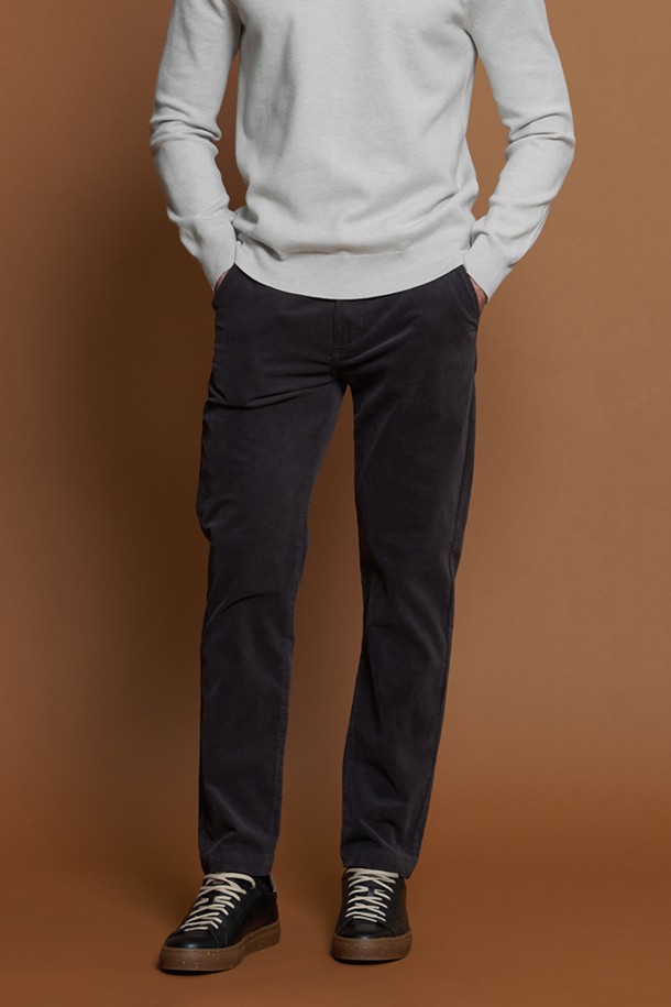 레귤러핏 세골 코듀로이 팬츠 M-QCPT52는 캐주얼 및 포멀 스타일을 모두 아우르는 남성용 코듀로이 팬츠입니다. 부드러운 촉감의 면과 스판덱스 혼방 소재로 제작되어 편안한 착용감을 제공합니다. 라이트그레이, 차콜, 브라운, 베이지 4가지 컬러로 출시되어 다양한 겨울 데일리룩에 활용하기 좋습니다. 레귤러핏에 긴 기장으로 제작되었으며, 앞뒤 포켓과 뒷주머니 봉제 제거 옵션을 갖추었습니다. 세골 코듀로이 패턴이 은은한 멋을 더하며, 간절기부터 겨울까지 착용하기 좋은 아이템입니다.
