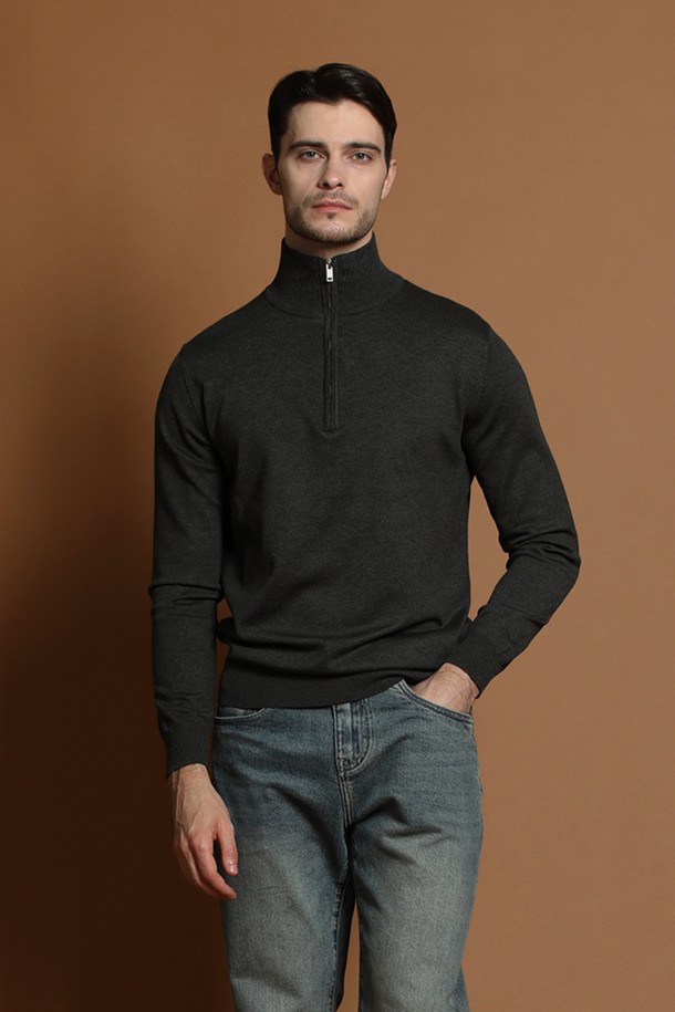 **소프트 반집업 니트 M-QNIT50**은 남성용 상의로, 가을과 겨울에 착용하기 좋은 두꺼운 두께감의 니트 소재입니다. 미니멀하고 베이직한 스타일로, 반집업 디테일이 특징이며 부드러운 촉감을 선사합니다. 레귤러핏으로 제작되었으며, 블랙 컬러의 무지 디자인으로 다양한 룩에 활용하기 좋습니다. 출근룩과 비즈니스 캐주얼에 적합하며, 미니멀, 클래식, 캐주얼 스타일을 연출할 수 있습니다. 긴 소매 기장의 레귤러핏 반집업 니트입니다.
