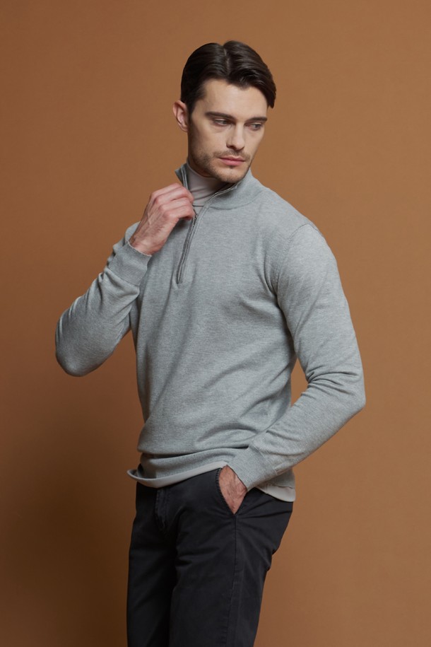 소프트 반집업 니트 M-QNIT50은 남성용 상의로, 데일리, 이너, 출근룩, 겨울 데일리룩에 활용하기 좋습니다. 부드러운 비스코스와 폴리에스터 혼방 소재로 제작되어 편안한 착용감을 선사하며, 골지 패턴과 슬림핏으로 안정적인 실루엣을 연출합니다. 블랙, 다크그레이, 라이트그레이, 네이비, 화이트 5가지 색상으로 출시되어 다양한 스타일링에 활용 가능하며, 긴 소매 기장과 반집업 네크라인 디자인이 특징입니다. 신축성이 뛰어나 활동성을 보장하며, 데님 팬츠와 매치하여 캐주얼한 데일리룩, 아우터 안에 이너로 활용하여 미니멀하고 클래식한 스타일을 연출할 수 있습니다.
