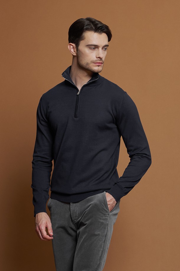 소프트 반집업 니트 M-QNIT50은 부드러운 촉감의 비스코스, 폴리에스터 혼방 소재로 제작된 남성용 상의입니다. 캐주얼 및 베이직 스타일로, 데일리 및 이너웨어로 활용하기 좋습니다. 슬림핏에 긴소매, 반집업 네크라인, 골지 패턴으로 디자인되어 안정적인 실루엣을 연출합니다. 신축성이 뛰어나 편안한 착용감을 제공하며, 출근룩, 모임룩 등 다양한 TPO에 활용할 수 있습니다. 블랙, 다크그레이, 라이트그레이, 네이비, 화이트 5가지 다채로운 컬러 옵션으로 만나보세요.
