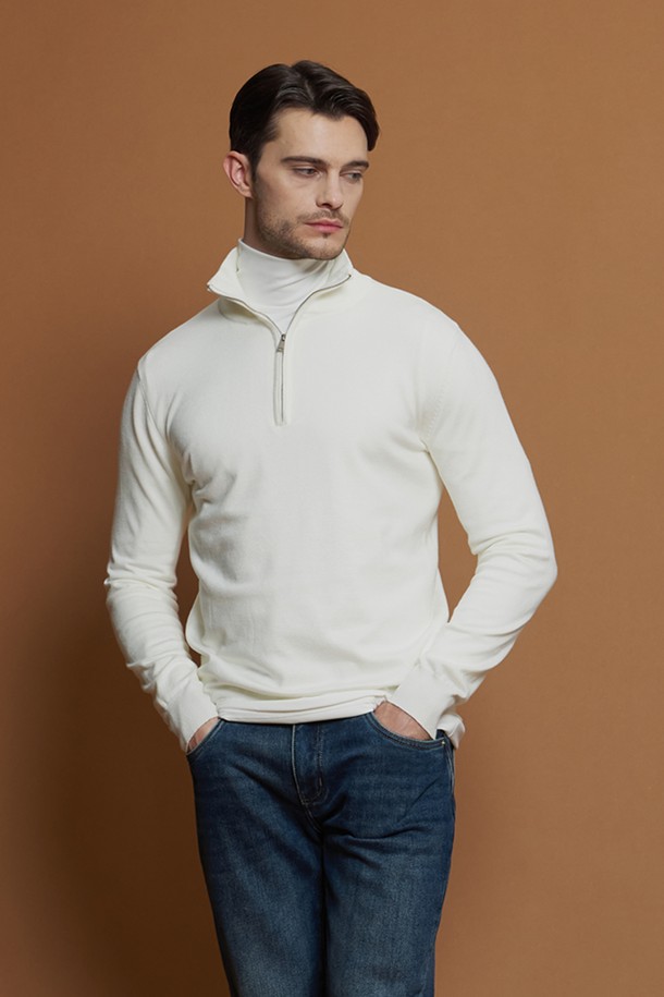 **소프트 반집업 니트 M-QNIT50**은 부드러운 촉감의 비스코스와 폴리에스터 혼방 소재로 제작되어 편안한 착용감을 선사합니다. 슬림핏으로 디자인되어 캐주얼하면서도 베이직한 스타일을 연출하며, 골지 패턴으로 안정적인 실루엣을 완성합니다. 반집업 네크라인과 긴 소매 기장으로 다양한 계절에 활용 가능하며, 신축성이 좋아 활동성을 높였습니다. 출근룩, 겨울 데일리룩 등 미니멀하고 클래식한 스타일을 연출하고 싶을 때 적합합니다.
블랙, 다크그레이, 라이트그레이, 네이비, 화이트 등 5가지 색상으로 출시되어 폭넓은 선택이 가능합니다.
