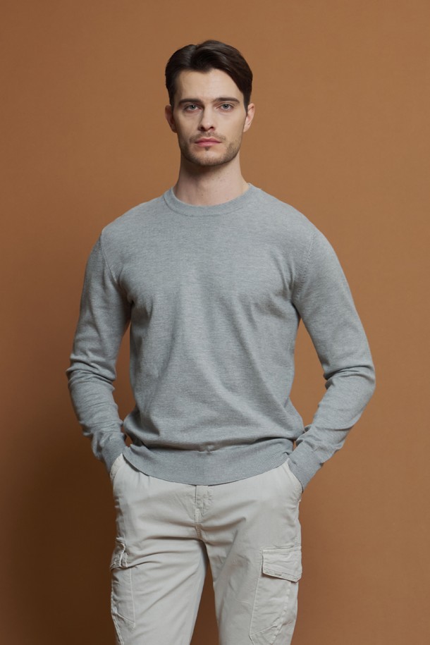 남성용 비스코스 혼방 라운드 니트 M-QNIT51입니다. 부드러운 촉감과 슬림핏으로 제작되어 데일리룩, 출근룩, 겨울 데일리룩 등 다양한 TPO에 활용하기 좋습니다. 베이직, 캐주얼, 미니멀, 클래식 스타일을 아우르며, 라운드넥과 긴소매 디자인으로 어떤 옷에도 쉽게 매치할 수 있습니다. 비스코스, 폴리에스터 혼방 소재에 골지 패턴과 신축성, 단정한 실루엣을 더해 편안하면서도 세련된 룩을 연출합니다. 블랙, 다크그레이, 라이트그레이, 네이비, 화이트 등 5가지 색상으로 출시되어 폭넓은 선택이 가능합니다.
