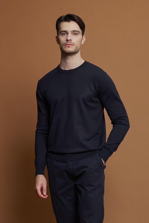 **비스코스 혼방 라운드 니트 M-QNIT51**은 부드러운 촉감의 비스코스 혼방 소재로 제작되어 봄, 가을, 겨울철에 착용하기 좋은 남성용 니트입니다. 슬림핏으로 제작되어 단정하고 세련된 실루엣을 연출하며, 라운드넥과 긴 소매 디자인이 특징입니다. 데일리룩은 물론, 출근룩과 비즈니스 캐주얼에도 잘 어울리는 활용도 높은 아이템입니다. 베이직하고 캐주얼한 스타일을 선호하는 분들께 추천하며, 다양한 컬러(블랙, 다크그레이, 라이트그레이, 네이비, 화이트)로 만나보실 수 있습니다. 골지 패턴과 신축성 좋은 소재로 편안한 착용감을 선사합니다.
