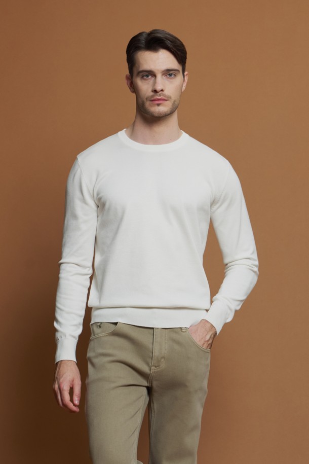 비스코스 혼방 라운드 니트 M-QNIT51은 남성용 니트/스웨터로, 데일리 및 캐주얼 스타일을 위한 필수 아이템입니다. 부드러운 촉감의 비스코스와 폴리에스터 혼방 소재로 제작되어 여름, 간절기, 겨울까지 활용 가능하며, 슬림핏에 라운드넥 디자인으로 안정적인 실루엣을 연출합니다. 블랙, 다크그레이, 라이트그레이, 네이비, 화이트 등 기본 컬러로 출시되어 출근룩을 포함한 다양한 스타일에 매치하기 좋습니다. 골지 패턴과 긴소매 디자인으로, 간절기에는 단독으로, 겨울에는 이너웨어로 활용하여 스타일리시함을 더할 수 있습니다. 신축성이 좋아 편안한 착용감을 선사합니다.
