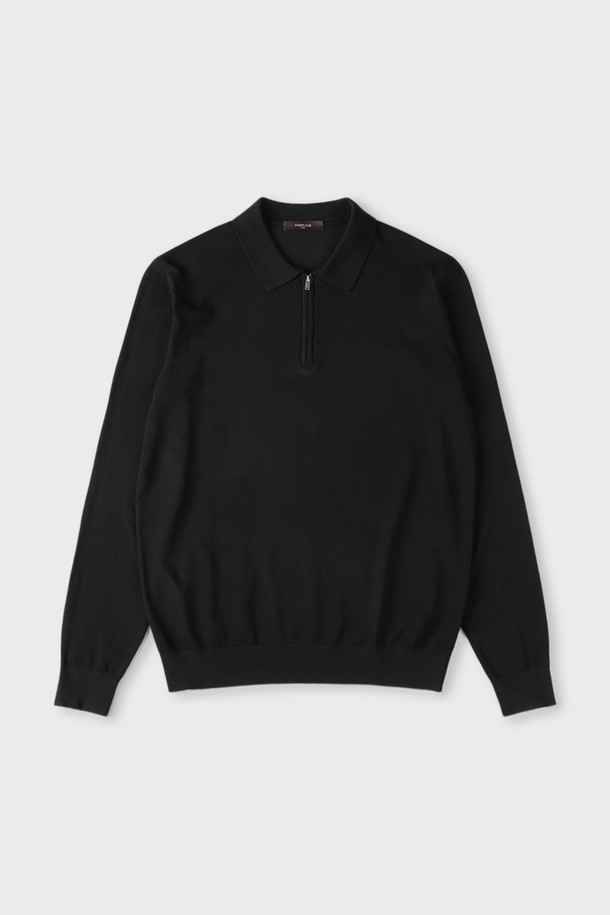 **반집업 폴로 니트 M-QNIT52**

부드러운 촉감의 비스코스, 폴리에스터 혼방 소재로 제작된 반집업 폴로 니트입니다. 슬림핏으로 디자인되어 깔끔한 실루엣을 연출하며, 데일리 및 이너 스타일링에 활용하기 좋습니다. 간절기, 여름, 겨울 등 다양한 계절에 착용 가능하며, 활용도 높은 화이트, 그레이, 네이비, 차콜, 블랙 컬러로 구성되었습니다. 클래식, 베이직 무드를 연출하며, 오피스룩, 비즈니스 캐주얼 스타일에도 잘 어울립니다. 골지 패턴과 긴 소매 기장으로 디자인되어 세련된 느낌을 줍니다.
