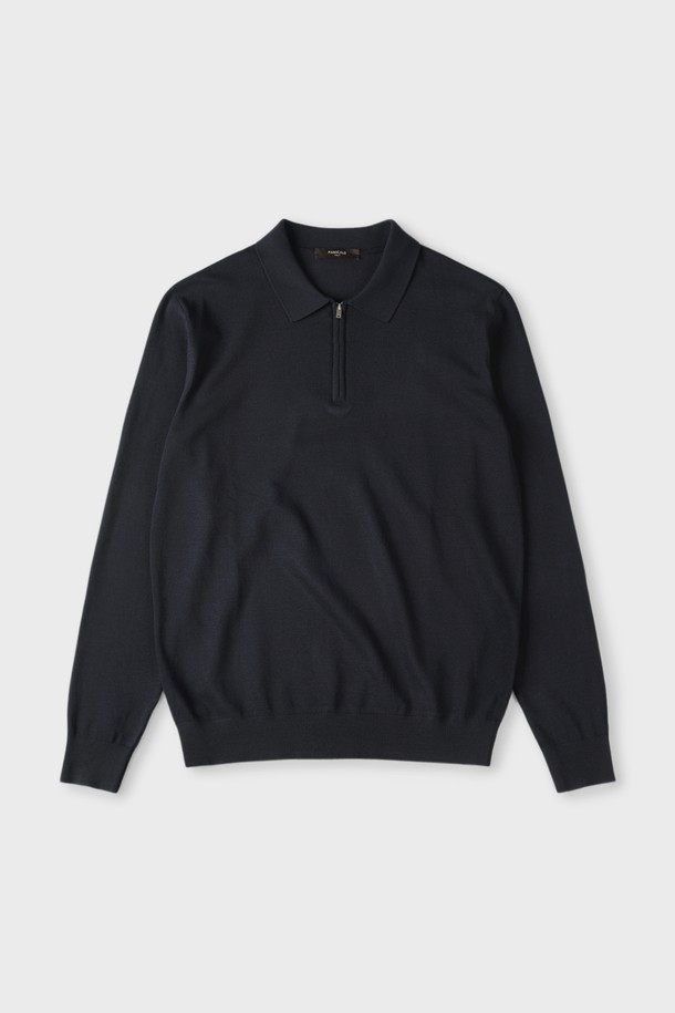 "반집업 폴로 니트 M-QNIT52"는 부드러운 촉감의 비스코스와 폴리에스터 혼방 소재로 제작된 남성용 반집업 폴로 니트입니다. 슬림핏 디자인에 긴 소매와 골지 패턴, 클래식한 카라 디자인이 특징이며, 다양한 스타일 연출이 가능합니다. 화이트, 그레이, 네이비, 차콜, 블랙 등 5가지의 다채로운 컬러로 출시되어 취향에 맞게 선택할 수 있습니다. 데일리룩, 이너웨어뿐만 아니라 출근룩, 비즈니스 캐주얼에도 활용하기 좋은 활용도 높은 아이템입니다. 신축성이 좋아 편안한 착용감을 선사합니다.
