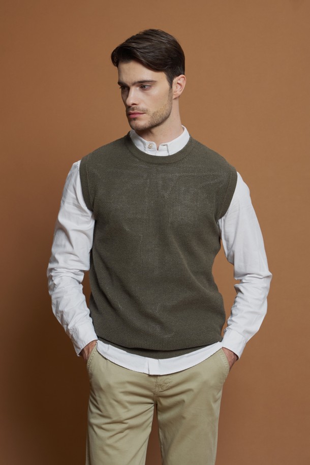 면 혼방 와플 니트 베스트 M-QNIT60은 카키와 그레이 두 가지 색상으로 출시된 간절기용 베스트입니다. 부드러운 촉감의 면과 폴리에스터 혼방 소재로 제작되었으며, 캐주얼하고 베이직한 스타일을 연출합니다. 슬림핏 크루넥 디자인에 민소매 형태로, 와플 패턴이 돋보이는 제품입니다. 골지 마감 처리와 레이어드 스타일링이 용이하여 다양한 TPO(동네 마실룩, 카페룩)에 활용할 수 있습니다.
