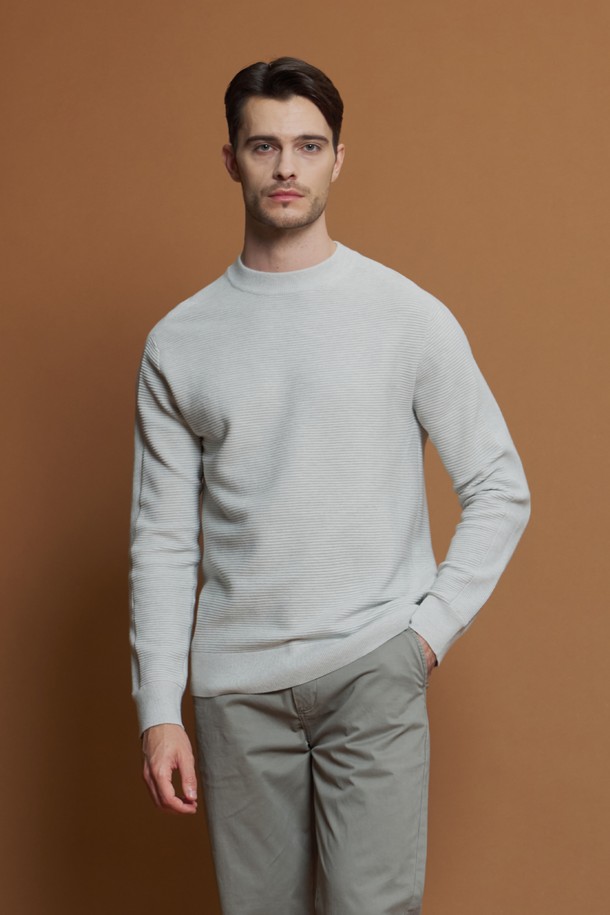 **골지 크루넥 니트 M-QNIT59**는 부드러운 촉감의 비스코스, 폴리에스터, 나일론 혼방 소재로 제작된 남성용 긴소매 니트입니다. 간절기와 겨울에 착용하기 좋으며, 슬림핏의 레귤러 기장으로 제작되었습니다. 데일리룩, 출근룩, 비즈니스 캐주얼 등 다양한 TPO에 활용할 수 있으며, 베이직, 캐주얼, 미니멀 스타일을 연출하기에 적합합니다. 가로 골지 패턴과 소매 라인의 세로 골지 디테일이 돋보이며, 크루넥 디자인으로 단정하고 세련된 느낌을 줍니다. 두께감이 있어 겨울철 이너로 활용하기 좋습니다.
