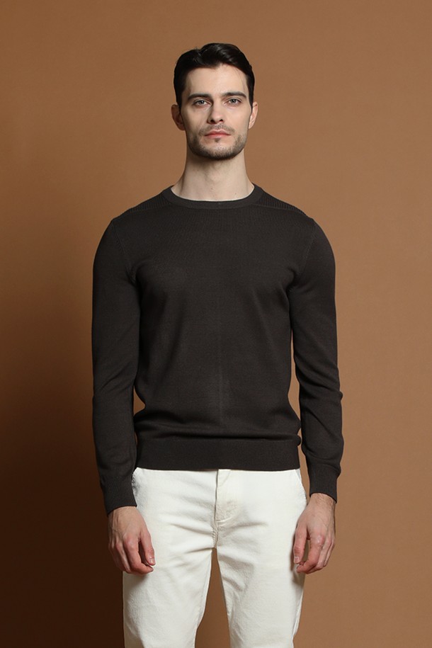 남성용 비스코스 블렌드 라운드 니트 M-QNIT58입니다. 부드러운 촉감의 비스코스 블렌드 소재로 제작되어 봄, 가을 시즌에 착용하기 좋습니다. 베이직하고 미니멀한 스타일로 출근룩, 비즈니스 캐주얼에 활용하기 좋으며, 레귤러핏과 긴 소매 기장으로 편안한 착용감을 선사합니다. 라운드넥 디자인에 무지 패턴의 블랙 컬러로 어떤 하의와도 쉽게 매치할 수 있습니다. 얇은 두께감으로 간절기 레이어드 연출에도 용이합니다.
