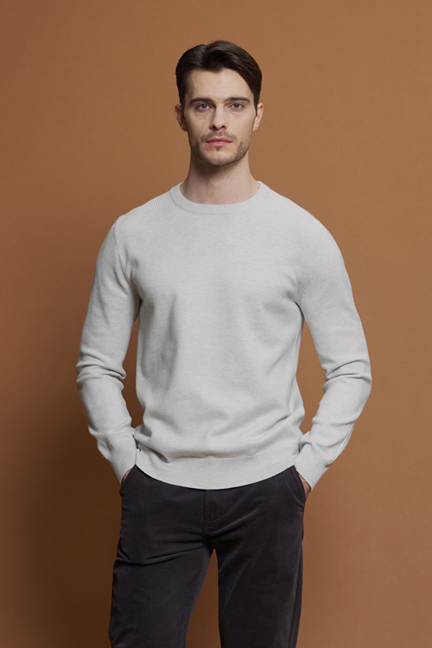 **비스코스 블렌드 라운드 니트 M-QNIT58**은 부드러운 촉감과 신축성을 갖춘 남성용 라운드넥 니트입니다. 가을, 겨울에 데일리룩으로 활용하기 좋으며, 캐주얼, 미니멀, 클래식 스타일을 연출할 수 있습니다. 브라운과 그레이 두 가지 색상으로 출시되었으며, 슬림핏으로 제작되어 세련된 실루엣을 선사합니다. 비스코스, 폴리에스터, 폴리아미드의 혼방 소재로 제작되어 가볍고 편안하며 어깨 부분의 골지 디테일이 특징입니다. 긴 소매 기장과 레귤러 기장으로 다양한 하의와 매치하여 스타일리시한 겨울 코디를 완성할 수 있습니다.
