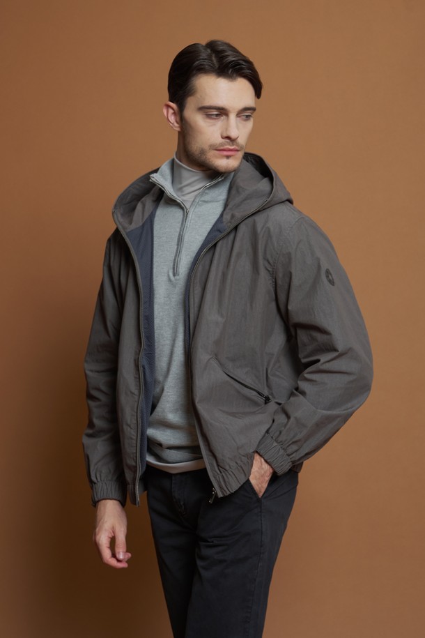 빈티지 워싱 후드 점퍼 M-QCJP61은 남성용 후드 점퍼입니다. 차콜 색상으로, 봄, 가을 간절기에 일상, 산책, 여행 등 다양한 TPO에 활용하기 좋습니다. 캐주얼, 미니멀 스타일을 연출하기 좋으며, 무지 패턴에 레귤러 핏으로 제작되었습니다. 가볍고 얇은 면, 폴리에스터 혼방 소재로 제작되었으며, 매쉬 안감과 지퍼 여밈, 후드 일체형 디자인이 특징입니다. 소매 로고 디테일이 돋보이는 긴소매 후드 점퍼입니다.
