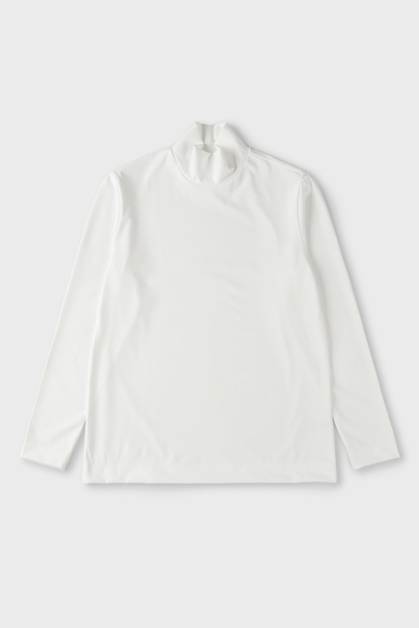 "에센셜 츄잉 반목 티셔츠 D-QTEE56"은 가을과 겨울, 데일리룩과 이너웨어로 활용하기 좋은 티셔츠입니다. 다크그레이, 라이트그레이, 아이보리 세 가지 색상으로 출시되어 미니멀한 스타일을 연출하기 용이합니다. 나일론과 스판 혼방의 탄력 있는 원단으로 제작되어 부드러운 촉감을 선사하며, 슬림핏과 반목 디자인으로 시크하고 클래식한 분위기를 더합니다. 단독 또는 레이어링하여 사계절 내내 활용 가능하며, 겨울철 출근룩으로도 손색없습니다.
