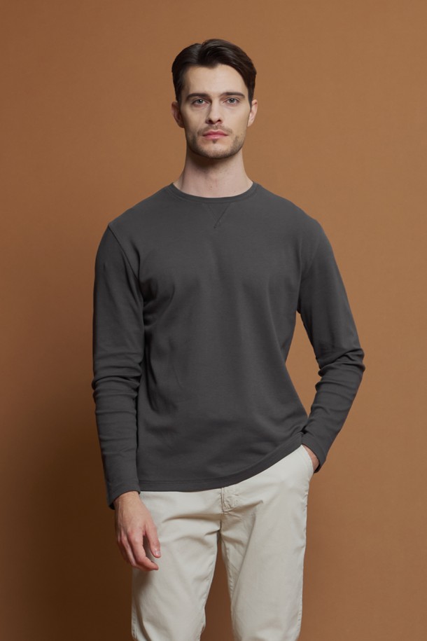 베이직 라운드 티셔츠 D-QTEE55는 남성을 위한 데일리 상의입니다. 아이보리, 그레이, 블랙, 차콜 네 가지 색상으로 출시되었으며, 간절기와 겨울에도 착용 가능한 긴소매 디자인입니다. 면 소재로 제작되어 부드러운 촉감을 자랑하며, 레귤러슬림핏으로 제작되어 편안한 착용감을 선사합니다. 베이직 스타일의 라운드넥 티셔츠로, V 스티치 패턴이 은은한 포인트를 더합니다. 신축성이 좋아 다양한 스타일의 아이템과 매치하여 미니멀, 클래식, 캐주얼 룩을 연출할 수 있습니다.
