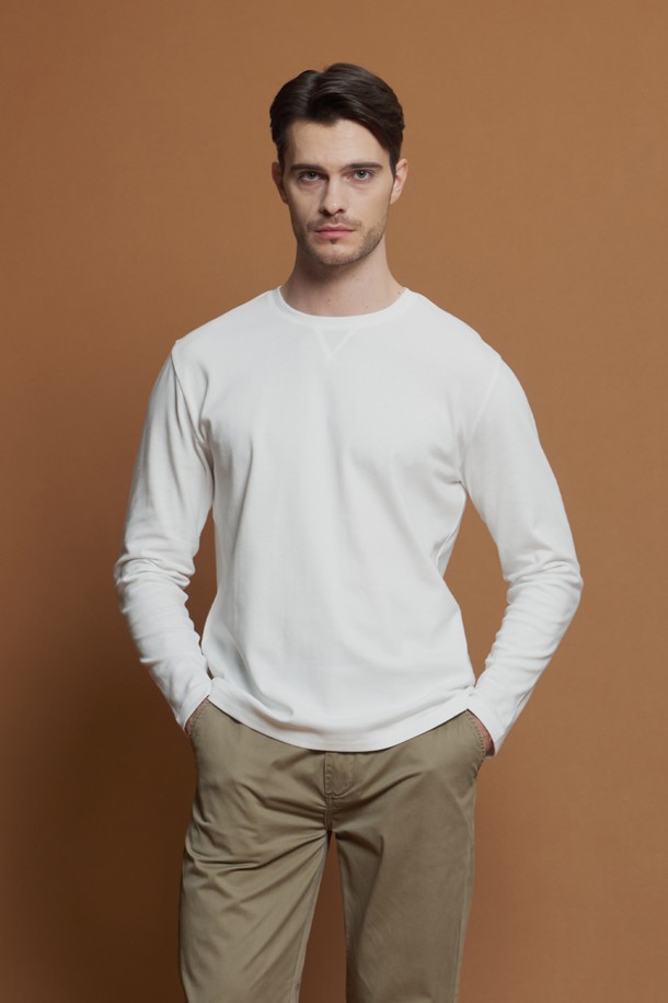 베이직 라운드 티셔츠 D-QTEE55는 남성을 위한 데일리웨어로, 미니멀, 클래식, 캐주얼 스타일을 추구하는 분들께 적합합니다. 아이보리, 그레이, 블랙, 차콜 4가지 색상으로 출시되었으며, 여름, 간절기, 겨울까지 활용 가능합니다. 면 소재의 레귤러핏 긴소매 티셔츠로, 부드러운 촉감과 신축성, V 스티치 패턴이 특징입니다. 라운드넥 디자인으로 집콕룩, 출근룩 등 다양한 TPO에 단독 또는 레이어드하여 활용할 수 있습니다.
