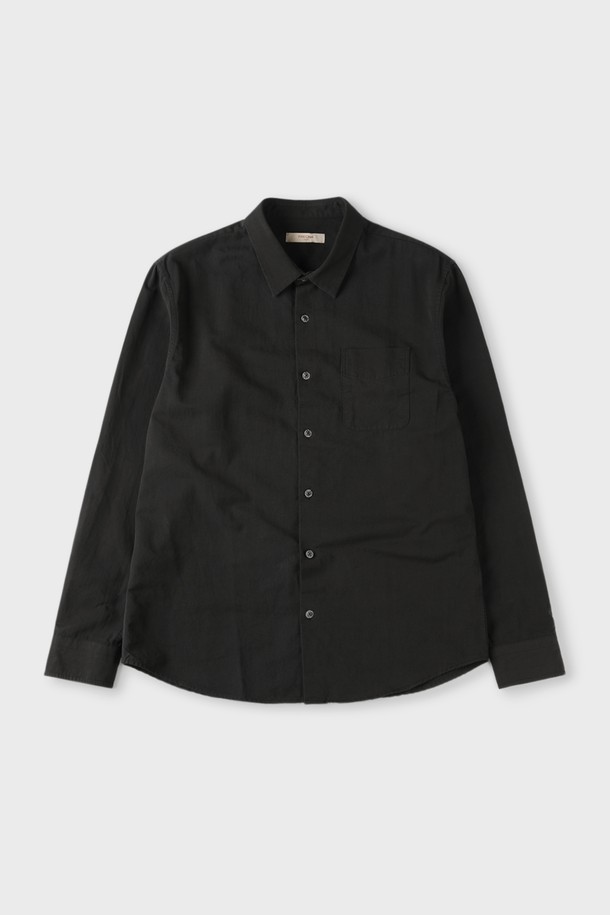 워시드 포켓 셔츠 D-QCSH52는 부드러운 촉감의 레이온, 면, 리넨 혼방 소재로 제작되어 통기성이 우수하고 쾌적한 착용감을 선사합니다. 슬림핏으로 단정하게 떨어지는 실루엣과 긴 소매 기장이 특징이며, 무지 디자인에 앞면 포켓 디테일로 포인트를 더했습니다. 블랙, 차콜 두 가지 컬러로 출시되어 출근룩, 오피스룩뿐만 아니라 미니멀, 클래식, 캐주얼 등 다양한 스타일로 연출하기 좋습니다. 단독 착용하거나 티셔츠와 레이어드하여, 또는 아우터 안에 이너로 활용하여 사계절 내내 폭넓게 활용할 수 있습니다.
