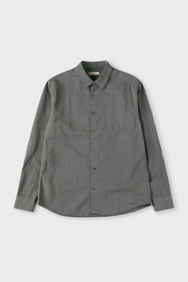 워시드 포켓 셔츠 D-QCSH52는 부드러운 텐셀, 면, 린넨 혼방 소재로 제작되어 가볍고 편안한 착용감을 선사합니다. 블랙, 차콜 두 가지 색상으로 출시되었으며, 슬림핏과 레귤러 기장으로 깔끔한 핏을 연출합니다. 앞면 포켓 디테일과 워싱 가공이 특징이며, 캐주얼, 미니멀, 클래식 스타일을 모두 소화 가능합니다. 긴 소매 기장으로 간절기부터 초여름까지, 두께감이 얇아 통기성이 뛰어나 일상생활에서 활용하기 좋습니다. 내추럴한 텍스처가 돋보이는 단추 여밈 방식의 셔츠입니다.
