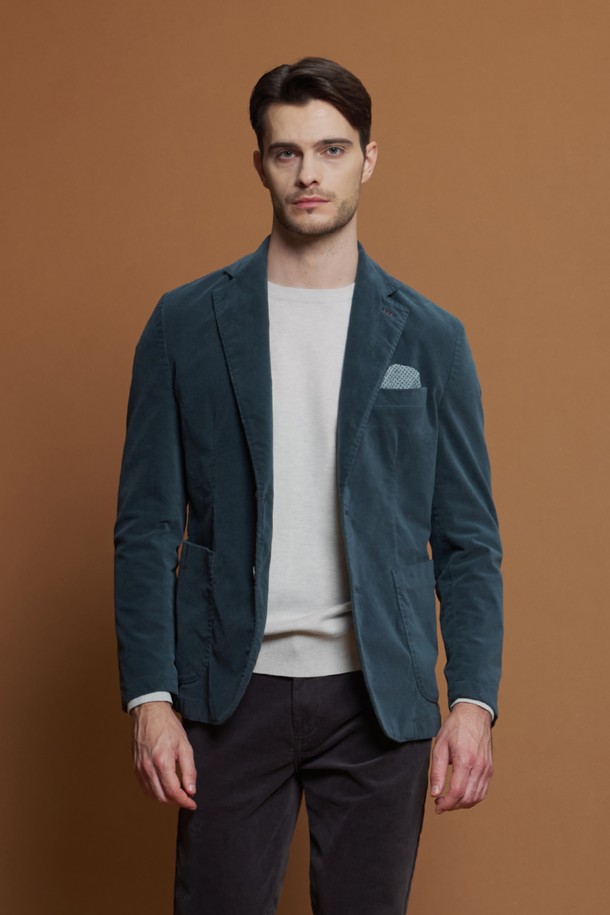 **슬림핏 벨벳 재킷 D-QCJK50**은 남성분들을 위한 클래식하고 베이직한 스타일의 블레이저입니다. 부드러운 촉감의 면, 스판덱스 혼방 소재로 제작되어 간절기부터 여름까지 시원하게 착용 가능하며, 슬림핏 디자인으로 세련된 실루엣을 연출합니다. 싱글 버튼 여밈 방식과 노치 라펠, 더블 벤트, 패치 포켓, 가슴 포켓 행거칩 디테일이 특징입니다. 출근룩, 비즈니스 캐주얼, 오피스룩 등 다양한 TPO에 맞춰 미니멀하고 시크한 스타일을 완성해보세요. 시원한 블루 컬러로 포인트를 더한 데일리 자켓입니다.
