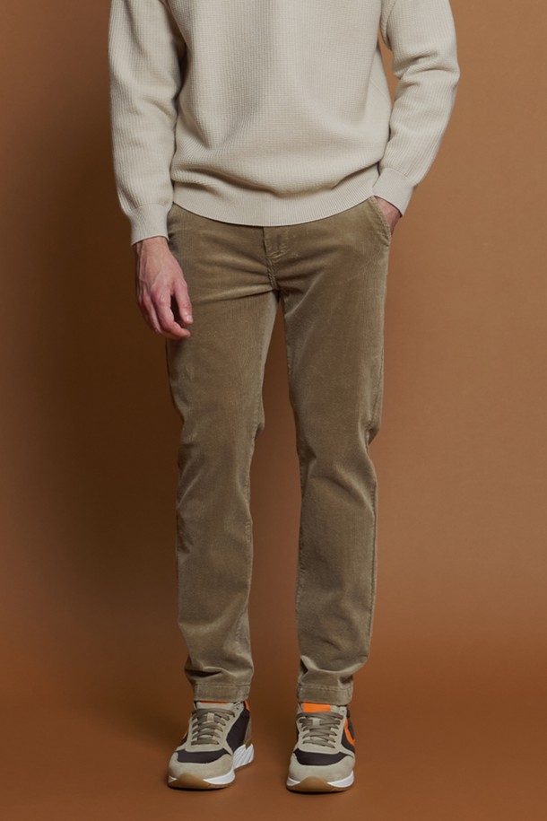 **레귤러슬림핏 코듀로이 팬츠 M-QCPT51**

부드러운 촉감과 두꺼운 두께감으로 따뜻함을 선사하는 남성용 코듀로이 팬츠입니다. 캐주얼과 클래식 스타일을 모두 소화할 수 있는 디자인으로, 일상생활에서 폭넓게 활용할 수 있습니다. 그레이, 네이비, 화이트, 베이지 4가지 컬러로 제공되어 다양한 상의와 매치하기 용이합니다. 면과 스판덱스 혼방 소재로 제작되어 편안한 착용감을 제공하며, 슬림핏과 레귤러핏 두 가지 스타일로 만나볼 수 있습니다. 앞, 뒤 포켓 디자인과 뒷주머니 봉제 제거가 가능한 디테일이 돋보이는 긴바지입니다.
