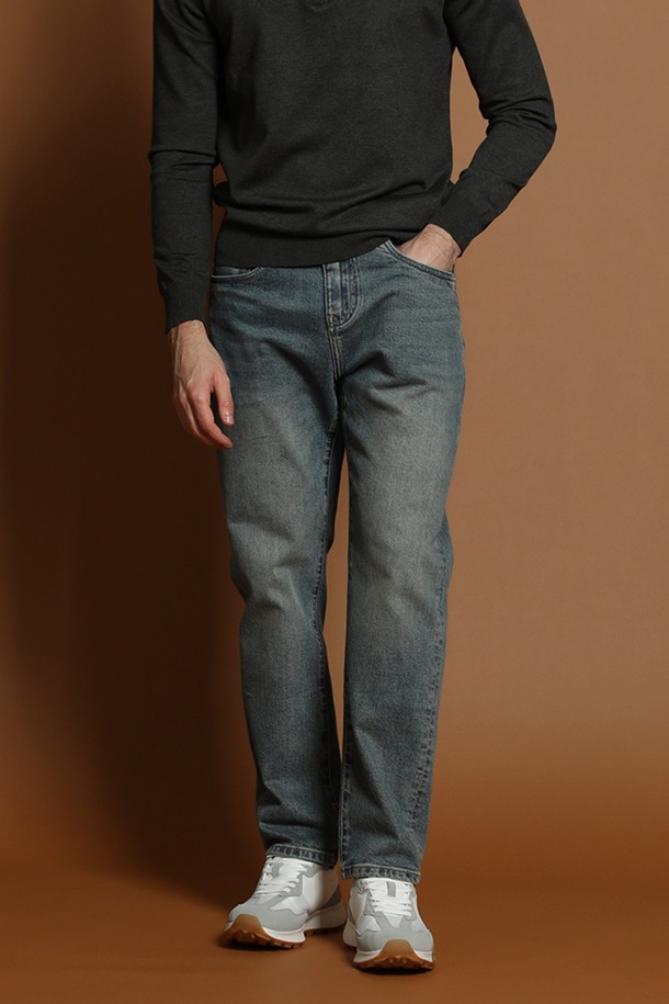 릴렉스핏 베이직 데님 팬츠 M-QJEAN51은 남성을 위한 베이직한 디자인의 데님 팬츠입니다. 봄, 가을 계절에 착용하기 좋으며, 릴랙스핏으로 편안한 착용감을 선사합니다. 캐주얼, 미니멀, 클래식 스타일을 모두 아우르며, 출근룩과 데이트룩 등 다양한 TPO에 활용할 수 있습니다. 무지 패턴의 긴 기장 데님 팬츠로, 데일리룩에 활용하기 좋은 아이템입니다.
