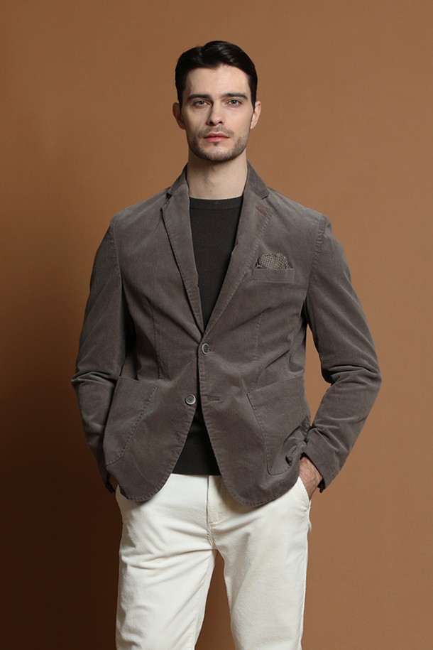 **슬림핏 코듀로이 재킷 D-QCJK51**

가을과 겨울, 당신의 품격을 높여줄 남성용 슬림핏 코듀로이 재킷입니다. 부드러운 촉감의 두꺼운 코듀로이 소재로 제작되어 따뜻함과 편안함을 선사합니다. 브라운과 그레이 두 가지 색상으로 출시되어, 어떤 룩에도 자연스럽게 어울립니다. 테일러드 칼라와 싱글 버튼 여밈, 그리고 포켓 디테일이 클래식하고 베이직한 디자인을 완성합니다. 비즈니스 캐주얼, 출근룩, 모임룩 등 다양한 TPO에 활용하여 미니멀하고 시크한 스타일을 연출해보세요.
