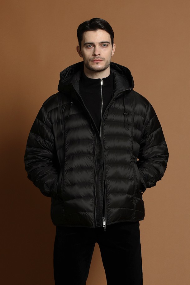 경량 덕다운 후드 재킷 M-QCJP58은 겨울철 넉넉한 보온성을 제공하는 남성용 패딩 재킷입니다. 일상 및 여행 등 다양한 TPO에 활용 가능하며, 캐주얼, 스포티, 미니멀 스타일을 소화합니다. 부드러운 촉감의 나일론 소재와 두꺼운 두께, 경량 설계로 편안한 착용감을 선사합니다. 무지 디자인의 블랙 컬러로 어떤 옷에도 쉽게 매치할 수 있으며, 레귤러핏과 집업 여밈 방식으로 활동성을 높였습니다. 후드 디테일과 긴 소매 기장으로 한겨울 추위에도 따뜻하게 몸을 보호합니다.
