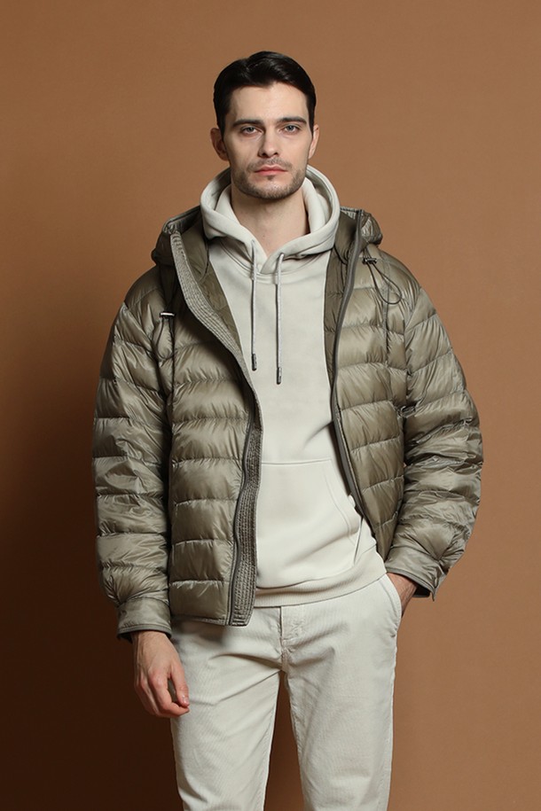 남성용 경량 덕다운 후드 재킷 M-QCJP58입니다. 베이지와 카키 두 가지 색상으로 출시되었으며, 가을, 겨울철 일상 및 캐주얼 출근룩에 적합합니다. 가볍고 따뜻한 덕다운 충전재와 부드러운 나일론 소재를 사용하여 편안한 착용감을 제공합니다. 레귤러핏에 집업 스타일로 간편하게 입고 벗을 수 있으며, 무지 디자인으로 다양한 룩에 활용하기 좋습니다. 두꺼운 두께감으로 보온성을 높였으며, 후드가 있어 더욱 실용적입니다.

