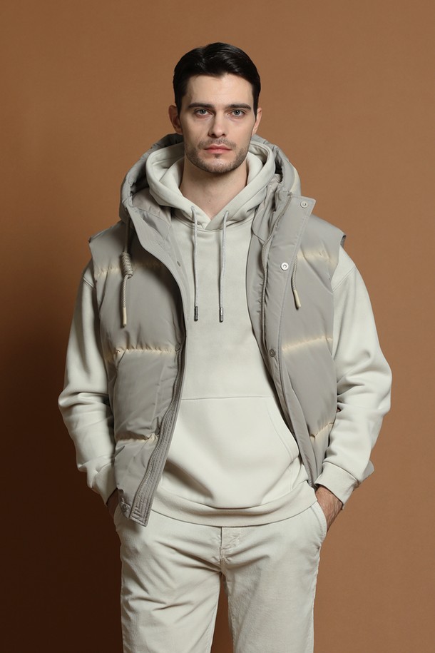 남성용 후드 다운 베스트 M-QCJP59는 겨울철 일상과 캠핑룩에 적합한 아이템입니다. 부드러운 촉감의 나일론 소재와 두꺼운 두께감으로 따뜻함을 제공하며, 캐주얼, 스포티, 미니멀 스타일을 연출하기 좋습니다. 무지 디자인의 그레이 컬러에 레귤러 핏으로 제작되어 편안한 착용감을 선사합니다. 집업 방식과 후드 탈부착 기능으로 실용성을 높인 패딩 베스트입니다.
