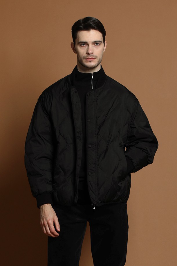 덕다운 퀼팅 점퍼 M-QCJP60는 남성용 겨울 점퍼입니다. 베이직하고 미니멀한 스타일의 블랙 컬러 무지 제품으로, 오버핏으로 제작되어 편안한 착용감을 제공합니다. 겉감은 부드러운 촉감의 퀼팅 디테일이 돋보이며, 충전재는 덕다운을 사용하여 보온성을 높였습니다. 집업 스타일의 긴 소매 기장으로, 일상생활에서 폭넓게 활용할 수 있습니다.
