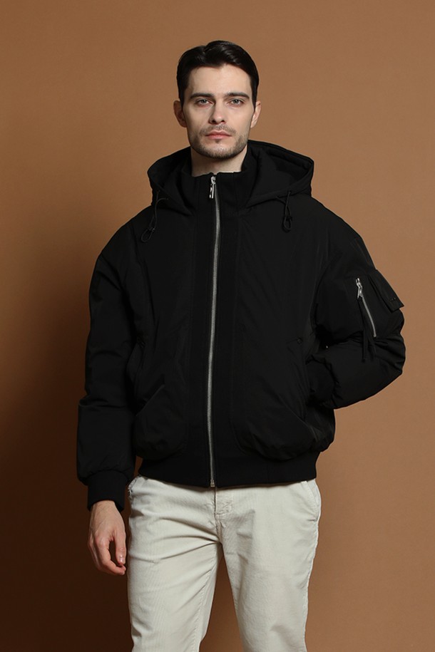 덕다운 블루종 재킷 M-QCJP64는 남성용 겨울 아우터로, 캐주얼하고 미니멀한 스타일을 연출합니다. 블랙 컬러의 무지 디자인으로 어떤 옷에도 쉽게 매치할 수 있으며, 두꺼운 두께감과 부드러운 촉감의 덕다운 충전재가 따뜻함을 선사합니다. 오버핏으로 편안한 착용감을 제공하며, 집업 방식과 긴 소매, 후드, 포켓 디테일이 실용성을 더합니다. 일상복으로 활용하기 좋은 패딩 타입의 블루종 재킷입니다.
