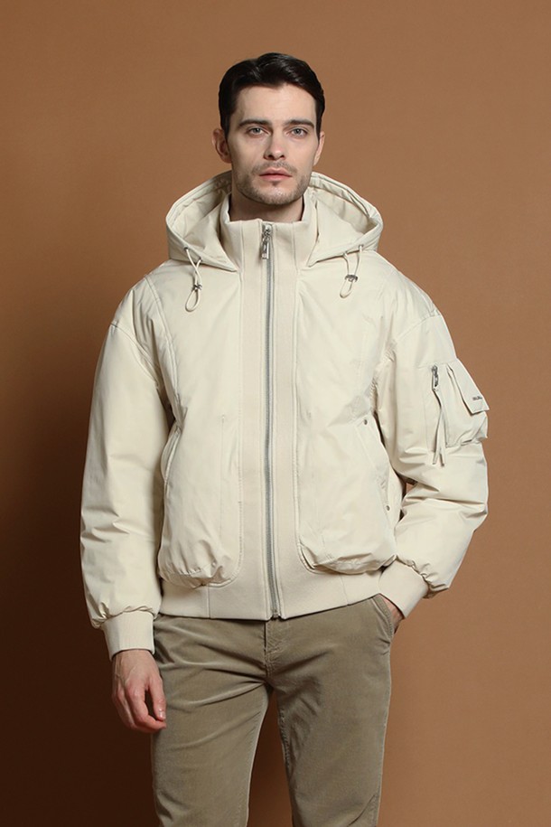 덕다운 블루종 재킷 M-QCJP64는 남성용 아우터로, 겨울철 일상에서 캐주얼하고 스포티한 스타일을 연출하기에 적합합니다. 아이보리, 화이트 두 가지 색상으로 출시되었으며, 숏 기장의 무지 디자인으로 미니멀한 매력을 더합니다. 두꺼운 두께감의 덕다운 충전재와 부드러운 촉감으로 따뜻함을 제공하며, 집업 여밈 방식과 후드, 포켓 디테일이 실용성을 높였습니다. 레귤러핏으로 제작되어 편안한 착용감을 선사하며, 긴 소매 기장으로 보온성을 더했습니다.
