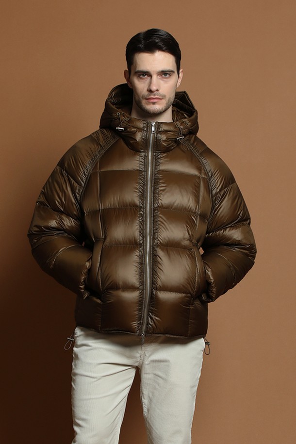 경량 덕다운 패딩 재킷 M-QCJP57은 겨울철 일상룩과 여행, 캠핑룩에 적합한 남녀 공용 아우터입니다. 브라운 컬러의 무지 디자인으로, 캐주얼, 미니멀, 고프코어 스타일을 모두 소화할 수 있습니다. 숏패딩 기장에 오버핏으로 편안한 착용감을 선사하며, 가볍고 따뜻한 덕다운 충전재와 부드러운 촉감의 나일론 소재를 사용하여 보온성을 높였습니다. 집업 스타일의 후드 디자인과 긴 소매 기장으로, 추운 날씨에도 든든하게 몸을 감싸줍니다.
