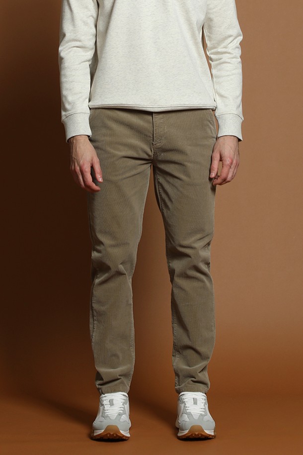 워시드 면혼방 코듀로이 팬츠 M-RCPT50은 가을과 겨울에 어울리는, 부드러운 촉감의 코듀로이 소재 팬츠입니다. 일상에서 편안하게 착용하기 좋으며, 출근룩이나 모임룩에도 활용할 수 있습니다. 베이직하고 캐주얼한 스타일로, 다양한 상의와 매치하기 용이합니다. 레귤러핏으로 제작되어 편안한 착용감을 선사하며, 워시드 가공으로 자연스러운 멋을 더했습니다. 클래식, 미니멀 스타일을 즐겨 입는 분들께 추천합니다.
