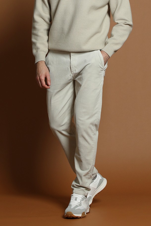 **워시드 면혼방 코듀로이 팬츠 M-RCPT50**

부드러운 워시드 면혼방 소재의 코듀로이 팬츠입니다. 가을과 겨울에 따뜻하게 착용하기 좋은 두꺼운 두께감의 긴 바지입니다. 베이직하고 캐주얼한 무드로, 레귤러 핏 디자인으로 편안한 착용감을 선사합니다. 무지 디자인으로 다양한 상의와 쉽게 매치할 수 있으며, 일상생활에서 활용하기 좋습니다. 클래식하고 미니멀한 스타일을 연출하기에도 적합합니다.
