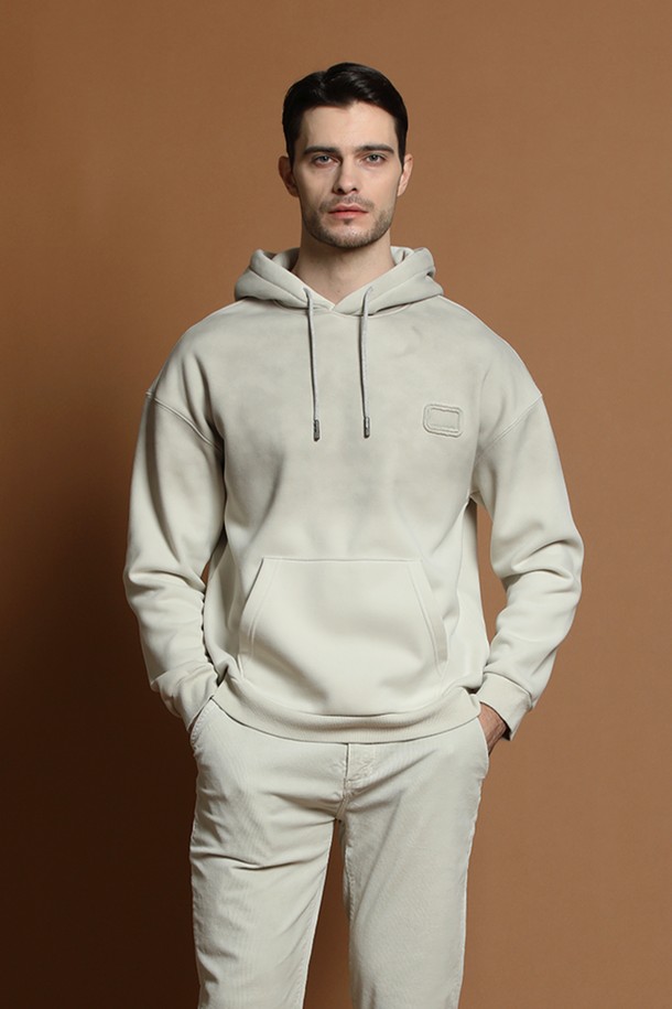 따뜻하고 포근한 남성용 기모 그라데이션 후드 티셔츠 M-QTEE58입니다. 부드러운 기모 안감으로 가을과 겨울철, 쌀쌀한 날씨에도 쾌적하게 착용 가능합니다. 베이직하고 캐주얼한 스타일로, 일상복으로 활용하기 좋습니다. 레귤러핏에 긴 소매, 후드 디자인으로 편안함을 더했습니다. 무지 패턴의 베이지 컬러가 어떤 스타일에도 잘 어울리며, 포켓 디테일로 실용성을 높였습니다.
